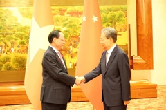Le vice-président de l’Assemblée nationale du Vietnam, Trân Quang Phuong (à gauche) et le président du Comité permanent de l’Assemblée populaire nationale (APN) de Chine, Zhao Leji, à Pékin, le 20 août. Photo : VNA