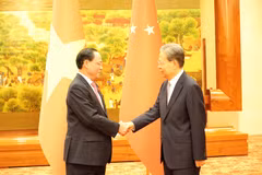 Le vice-président de l’Assemblée nationale du Vietnam, Trân Quang Phuong (à gauche) et le président du Comité permanent de l’Assemblée populaire nationale (APN) de Chine, Zhao Leji, à Pékin, le 20 août. Photo : VNA