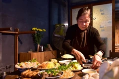 Une experte culinaire de Bat Tràng présente ses plats savoureux pour une fête. Photo: vinwonders.com