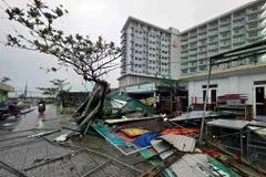Des centaines de maisons ont été détruites et endommagées dans la province de Hà Tinh après le passage du typhon Kajiki. Photo: VNA