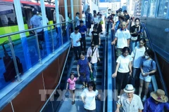 Passagers sur la ligne de métro Nhôn – gare de Hanoi, qui relie la banlieue de Hanoi au centre-ville. Photo : VNA