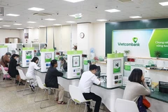 Clients effectuant des transactions à la Banque commerciale par actions du commerce extérieur du Vietnam (Vietcombank). Photo : HNM