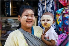 «Le style de maquillage unique des femmes birmanes». Photo : Truong Công Luc