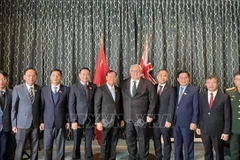 Le président de la Chambre des représentants de Nouvelle-Zélande, Gerry Brownlee (5e à partir de la droite) et la délégation vietnamienne. Photo : VNA