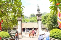 Touristes visitant le site historique et culturel spécial de l’ancienne capitale de Hoa Lu, à Ninh Binh. Photo : nbtv.vn