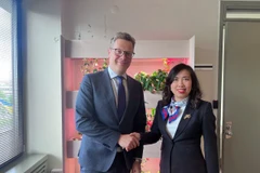 La vice-ministre vietnamienne des Affaires étrangères, Lê Thi Thu Hang et le secrétaire d’État estonien aux Affaires étrangères, Martin Roger. Photo : VNA