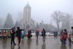 La station balnéaire de Sa Pa (Nord) connaît un froid à la fin du mois de mai, un phénomène météorologique rarement observé à cette période de l'année. Photo: moitruong.net.vn