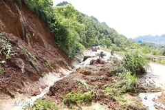De fortes pluies ont provoqué des glissements de terrain, causant des problèmes de sécurité routière sur la section de la route nationale 4D bordant la ville de Lai Chau et le district de Phong Tho. Photo : VNA