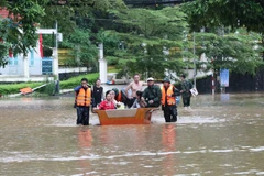 Evacuation des habitants des zones affectées dans la province de Tuyên Quang. Photo: VNA
