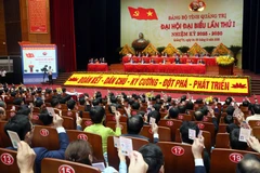 Les délégués votent pour adopter le projet de résolution du 1er Congrès du Comité provincial du Parti de Quang Tri, mandat 2025-2030. Photo : VNA