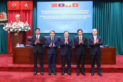 Le vice-ministre vietnamien de la Sécurité publique, Nguyên Van Long, et les chefs des délégations des pays participants. Photo : VNA