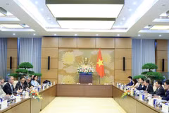 Le vice-président de l’Assemblée nationale du Vietnam, le général de corps d’armée Nguyên Doan Anh, reçoit président de la Commission de la défense nationale et des forces armées de l’Assemblée nationale française, Jean-Michel Jacques, à Hanoi, le 2 juin. Photo : VNA