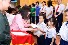 Julia Morley, présidente de Miss Monde, remet des cadeaux à des enfants et des femmes défavorisés lors du programme de charité «Joyeuse Journée des enfants» au Vietnam. Photo : VNA