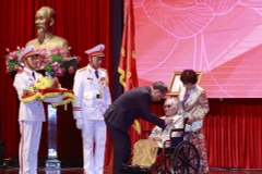 Le secrétaire général du PCV Tô Lâm remet le titre d’Héroïne du Travail à Mme Nguyên Thi Binh, ancienne membre du Comité central du Parti, ancienne vice-présidente et ancienne ministre des Affaires étrangères du Gouvernement révolutionnaire provisoire de la République du Sud-Vietnam. Photo : VNP