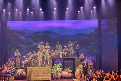 L’œuvre «Général Vo Nguyên Giap», du Théâtre militaire de chèo, dépeint les 56 jours et nuits difficiles de la lutte courageuse des soldats et des civils vietnamiens. Photo : vietnamplus.vn