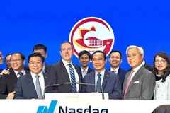 Le président du Comité populaire de Hô Chi Minh-Ville, Nguyên Van Duoc (3e à partir de la droite, premier rang) et Chuck Mack est vice-président senior, responsable des opérations stratégiques et des politiques publiques du Nasdaq posent pour une photo au Nasdaq. Photo : hcmcpv.org.vn
