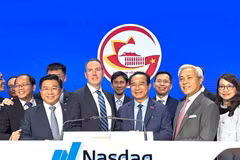 Le président du Comité populaire de Hô Chi Minh-Ville, Nguyên Van Duoc (centre, premier rang) et Chuck Mack, vice-président senior, responsable des opérations stratégiques et des politiques publiques du Nasdaq posent pour une photo au Nasdaq. Photo : hcmcpv.org.vn
