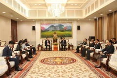 Le membre permanent du Secrétariat du Comité central du PPRL et vice-président lao Bounthong Chitmany recevant la délégation de la VUFO, à Vientiane, le 24 décembre. Photo: VNA