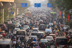 Les véhicules à Hanoi et à Hô Chi Minh-Ville devront respecter la norme Euro 4 à partir de 2027, mais des défis persistent. Photo: VNA