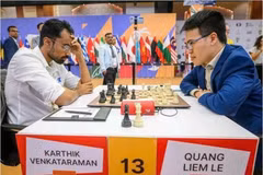 Le grand maître vietnamien Lê Quang Liêm tient tête à l’Indien Karthik Venkataraman lors de la première rencontre de la 4e ronde de la Coupe du monde d’échecs FIDE. Photo : FIDE