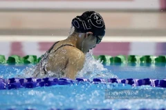 Nguyên Thuy Hiên a remporté deux médailles d’or et établi deux records lors des 47e Championnats aquatiques par groupes d’âge d’Asie du Sud-Est, le 25 juin à Singapour. Photo : Thê thao Viêt Nam