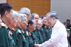 Le secrétaire général du Parti, Tô Lâm, avec les délégués, à Hanoi, le 31 juillet. Photo: VNA