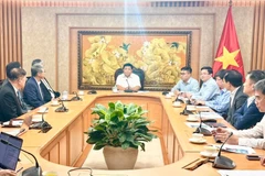 Le vice-Premier ministre Nguyên Chi Dung (centre) lors de la séance de travail, à Hanoï le 30 juillet. Photo : VNA