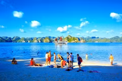 Touristes à Ha Long. De plus en plus de touristes internationaux choisissent le Vietnam comme destination de vacances préférée. Photo : Asiaplus Voyage