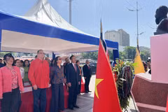 Cérémonie de dépôt de gerbe devant le mémorial du président Hô Chi Minh, à Caracas, au Venezuela. Photo : VNA