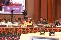 La vice-ministre vietnamienne des Affaires étrangères, Nguyên Minh Hang s’exprime lors de la séance de débat tenue dans le cadre de la réunion des ministres des Affaires étrangères des BRICS+ en Inde. Photo : VNA