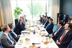 Lors de la rencontre entre le Premier ministre vietnamien Pham Minh Chinh et des dirigeants de grandes entreprises suédoises, à Stockholm, le 12 juin. Photo: VNA