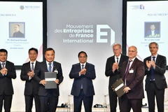 Signature des protocoles d’accord entre Vietnam Airlines et la banque ING, le 11 juin à Paris. Photo: VNA