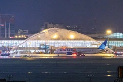 Un avion de United Airlines accueilli par un salut à l’eau à l’aéroport international de Tân Son Nhât, à Hô Chi Minh-Ville. Photo : tcdulichtphcm.vn