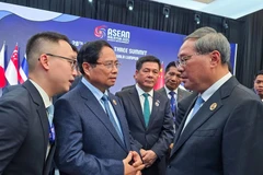 Le Premier ministre vietnamien Pham Minh Chinh et le Premier ministre chinois Li Qiang (à droite) se serrent la main. Photo : ministère des Affaires étrangères