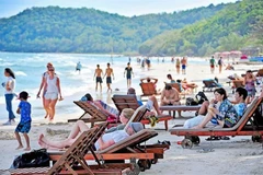 Touristes internationaux sur l'île de Phu Quôc. Photo: vietnamnet.vn