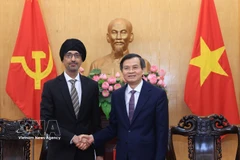 Le directeur de l’Académie nationale de politique Hô Chi Minh, Doàn Minh Huân, serre la main de l’ambassadeur de Singapour au Vietnam, Rajpal Singh. Photo : VNA