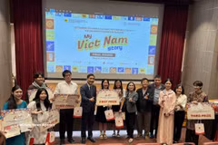 L’ambassadeur Pham Viêt Hung, des représentants du comité d’organisation et des juges, et les lauréats du concours « Mon Histoire du Vietnam ». Photo : VNA
