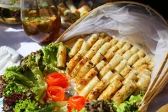 Croustillant à l’extérieur, savoureux à l’intérieur : le nem, rouleau frit emblématique du Vietnam, incarne à lui seul la richesse et la convivialité de sa gastronomie. Photo : VNA