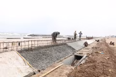Construction d’une digue maritime dans la commune de Hai Thinh, province de Ninh Binh. Photo : VNA