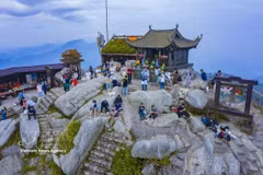 La fameuse pagode de bronze au sommet du mont Yên Tu, à plus de 1.000 m d'altitude. Photo : VNA