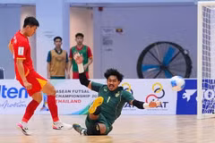 Nguyên Thinh Phat (à gauche) tente de dribbler le gardien thaïlandais lors de leur match du groupe A du Championnat de futsal de l’ASEAN 2026, en Thaïlande, le 8 avril. Photo : VFF