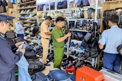L'équipe interdisciplinaire de la province de An Giang a inspecté, découvert et saisi une grande quantité de marchandises d'origine inconnue dans un magasin du centre de la ville de Long Xuyên. Photo: VNA