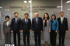 Le vice-Premier ministre permanent Nguyên Hoa Binh (au centre) rencontre Heng Swee Keat (troisième à gauche), ancien vice-Premier ministre et ancien ministre des Finances de Singapour, le 13 janvier. Photo : VNA