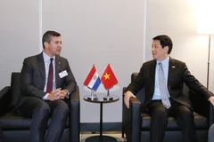 Le président vietnamien Luong Cuong (à droite) et le président paraguayen Santiago Peña Palacios, à New York, le 22 septembre. Photo : VNA