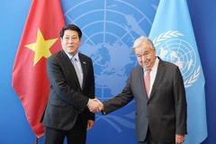 Le président vietnamien Luong Cuong (à gauche) et le secrétaire général de l’ONU, António Guterres, se serrent la main, à New York, le 22 septembre. Photo : VNA