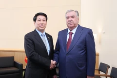 Le président Luong Cuong (à gauche) et le président tadjik Emomali Rahmon, se serrent la main, à New York, le 22 septembre. Photo : VNA