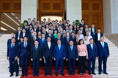 Le Premier ministre Pham Minh Chinh (au centre, premier rang) pose pour une photo avec des responsables vietnamiens et des représentants d’entreprises japonaises, le 12 août. Photo : VNA