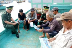 Le poste de garde-frontière de Thanh Hai sensibilise ldes pêcheurs à la lutte contre la pêche INN. Photo : VNA