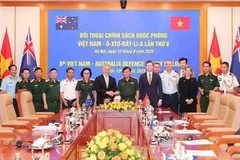 Le vice-ministre vietnamien de la Défense, Hoàng Xuân Chiên, et le secrétaire général adjoint australien de la Défense chargé de la stratégie, de la politique et de l’industrie de défense, Hugh Jeffrey, et les délégués lors du 8e Dialogue sur la politique de défense Vietnam-Australie, à Hanoi, le 12 août. Photo : VNA
