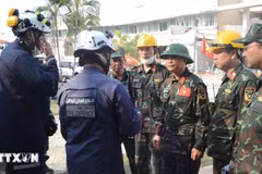 La mission de l'Armée populaire du Vietnam discute avec les forces de secours des Émirats arabes unis des plans visant à se rendre sur le lieu du drame. – VNA